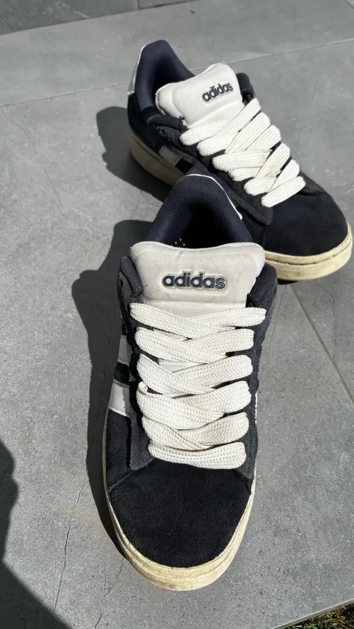 Zapatillas Adidas negras y blancas usadas - 4