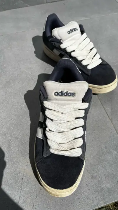 Zapatillas Adidas negras y blancas usadas - miniatura 4