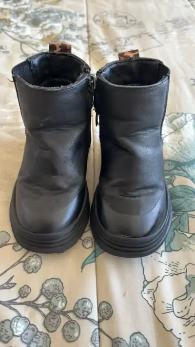 Botines negros para niños con detalle animal print - miniatura 1