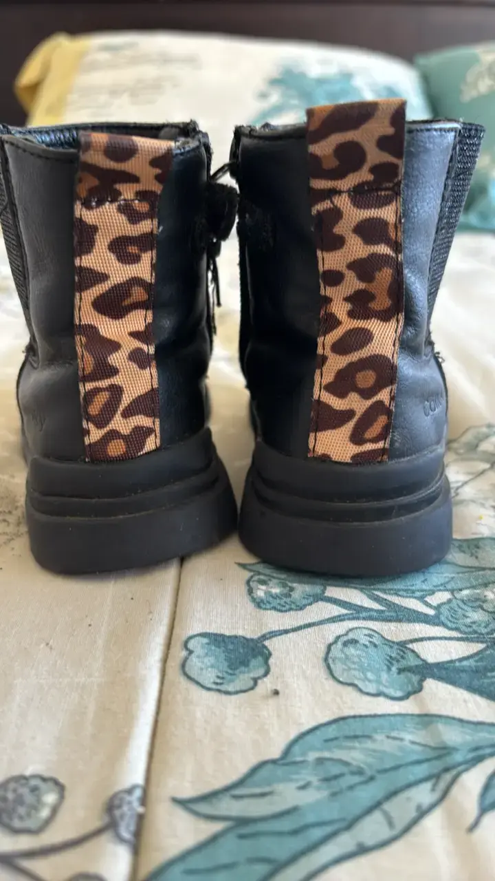 Botines negros para niños con detalle animal print - 2