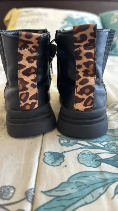 Botines negros para niños con detalle animal print - miniatura 2