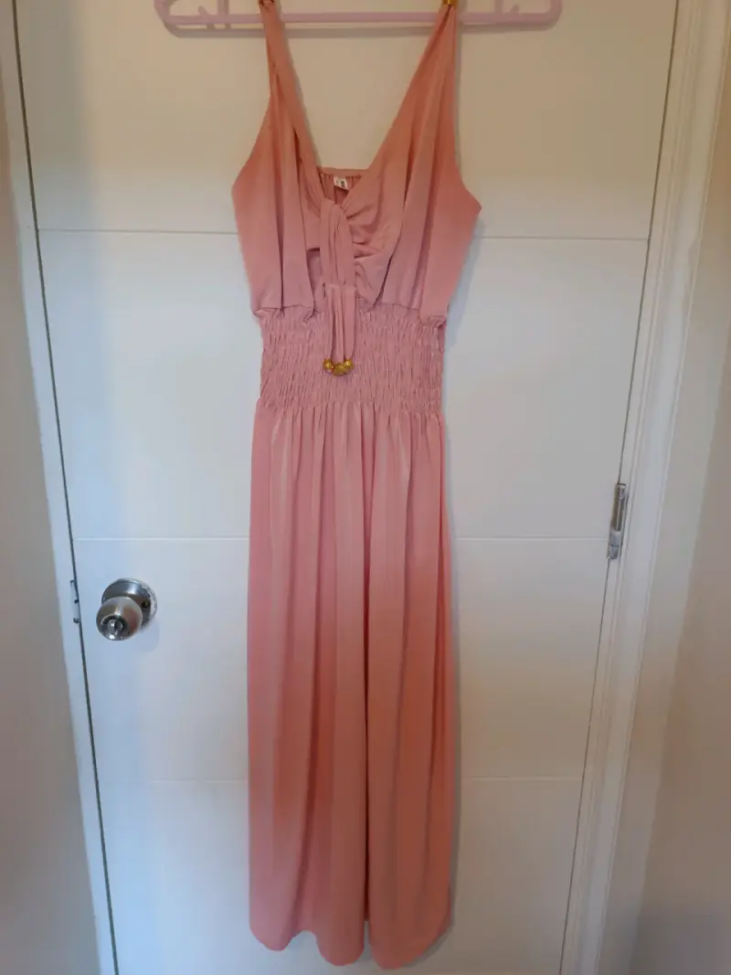 Vestido largo rosa con detalle fruncido - 1