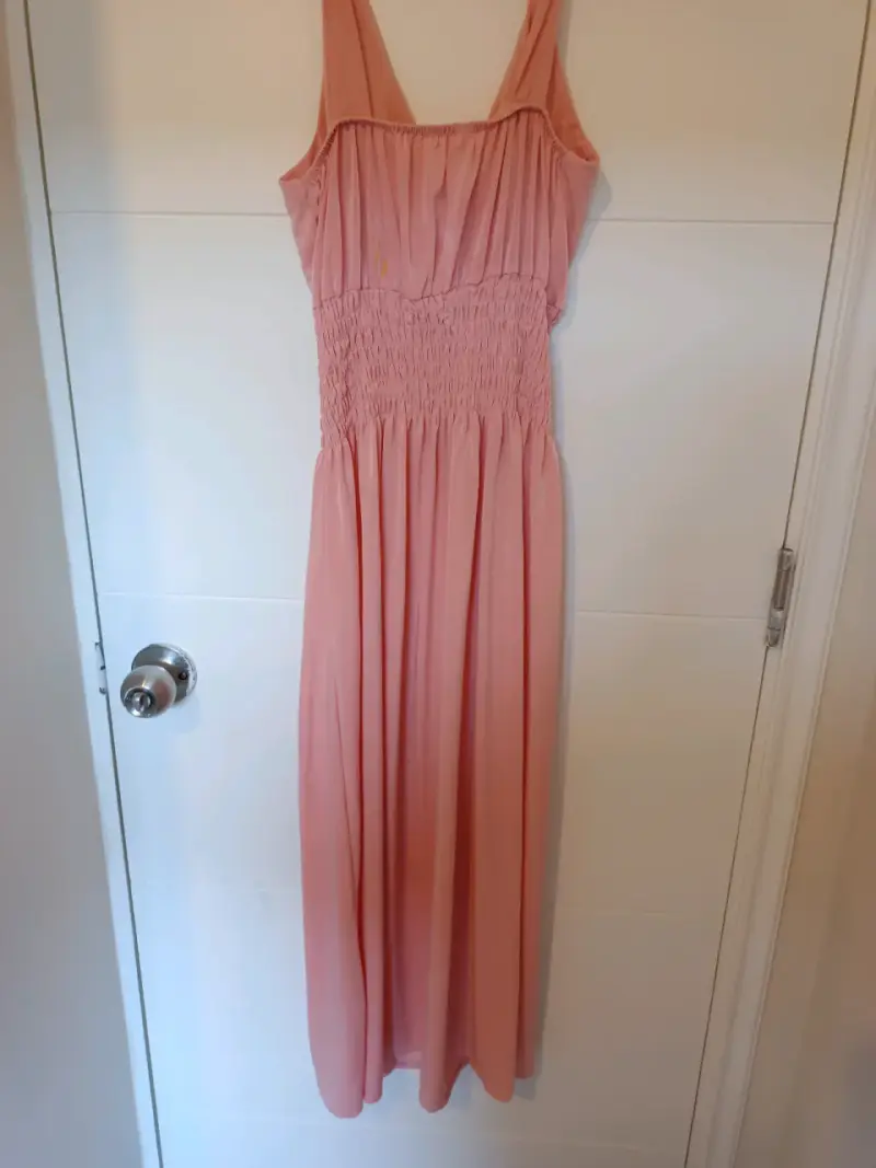 Vestido largo rosa con detalle fruncido - 2