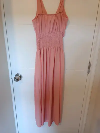 Vestido largo rosa con detalle fruncido - miniatura 2