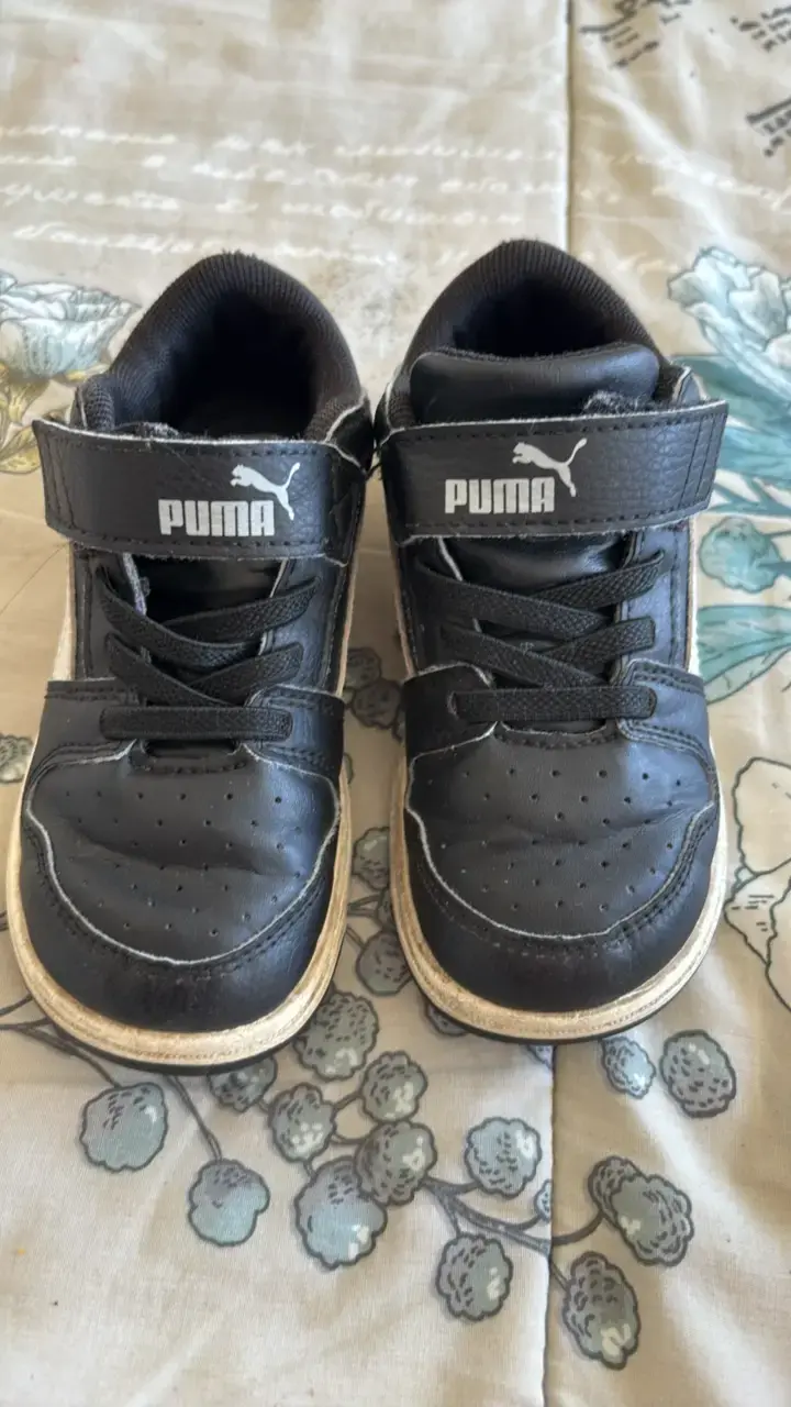 Zapatillas negras para niños Puma con velcro