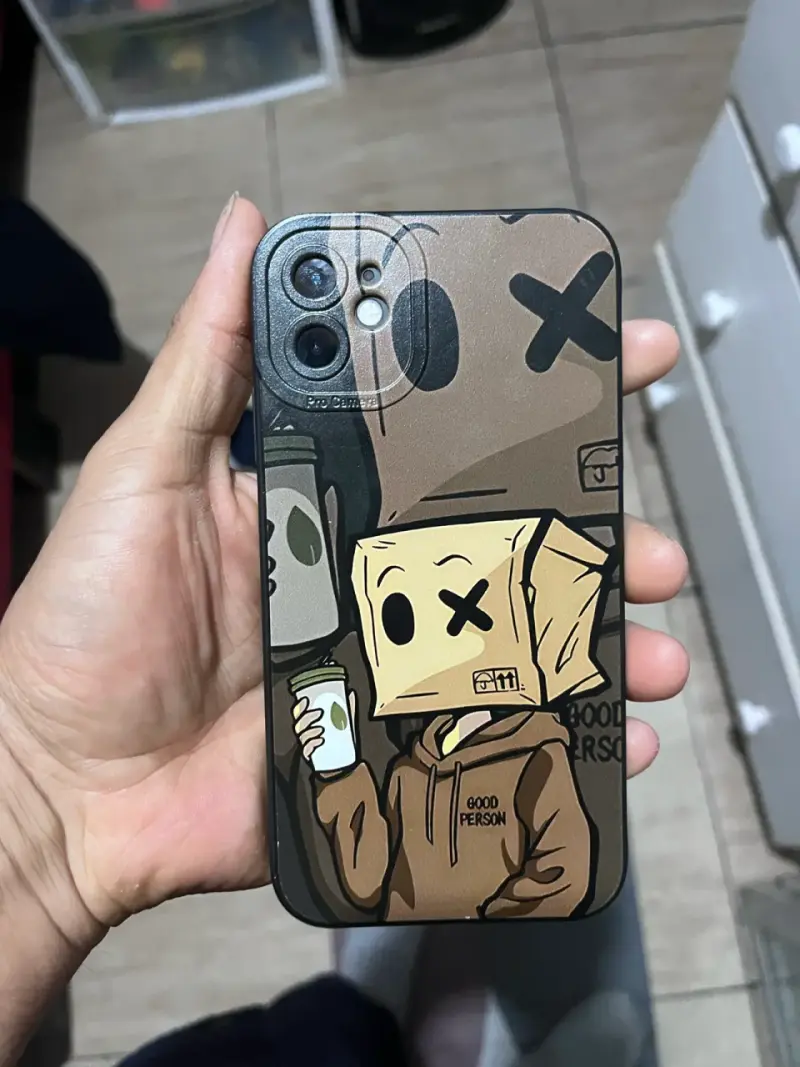 iPhone 11 con funda personalizada - 1