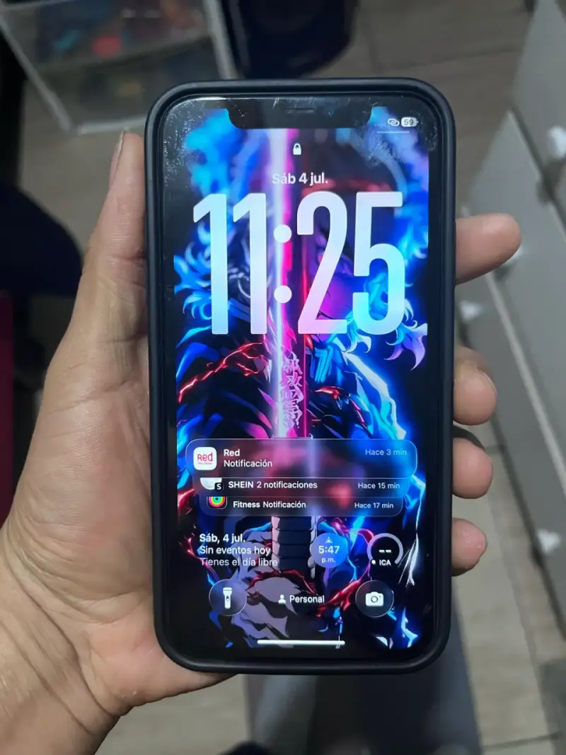 iPhone 11 con funda personalizada - 2