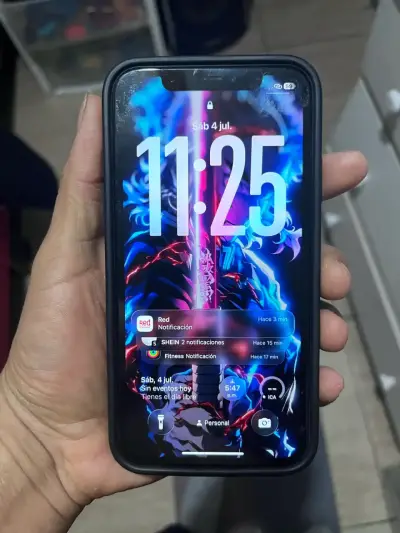 iPhone 11 con funda personalizada - miniatura 2