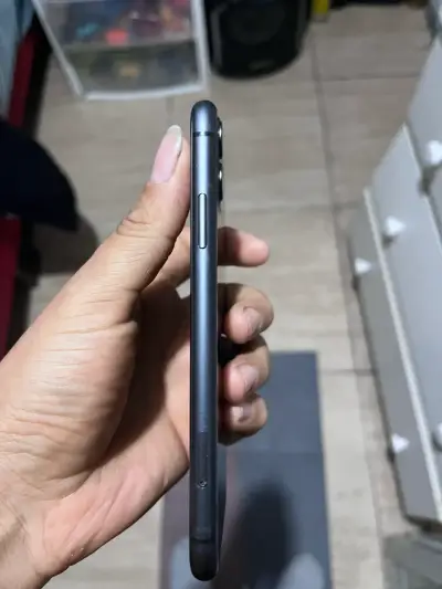 iPhone 11 con funda personalizada - miniatura 4