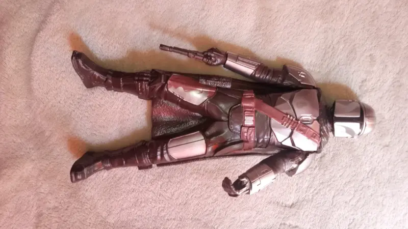 Figura de acción Mandalorian con detalles metálicos - 1