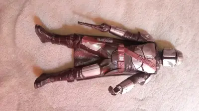Figura de acción Mandalorian con detalles metálicos - miniatura 1