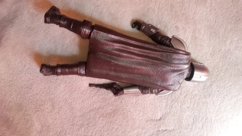 Figura de acción Mandalorian con detalles metálicos - 2