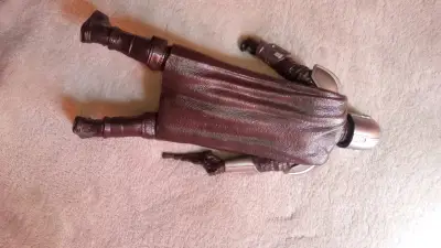 Figura de acción Mandalorian con detalles metálicos - miniatura 2