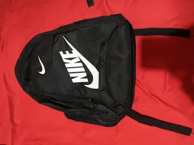 Mochila Nike negra con logo grande - miniatura 2