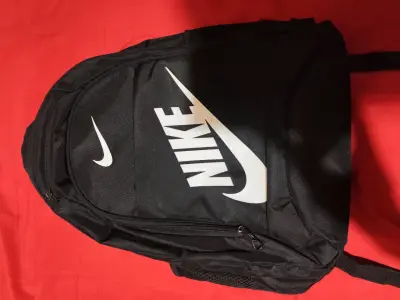 Mochila Nike negra con logo grande - miniatura 3