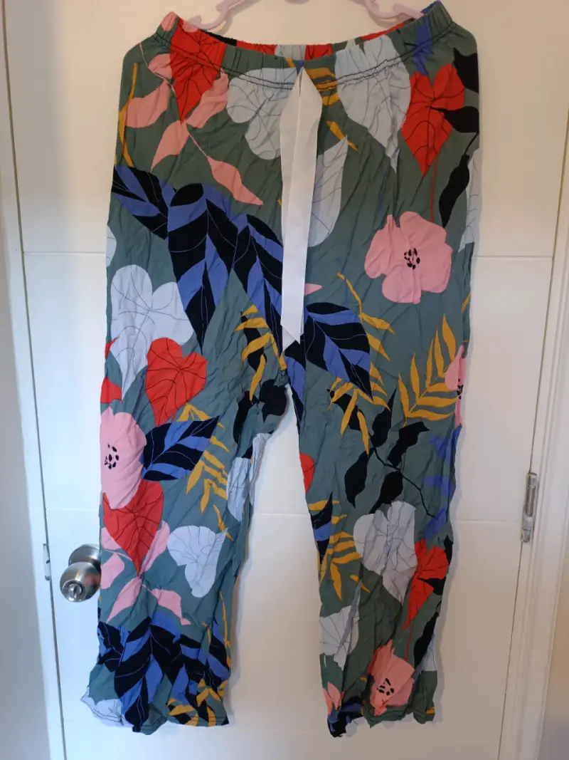 Pantalones holgados con estampado floral