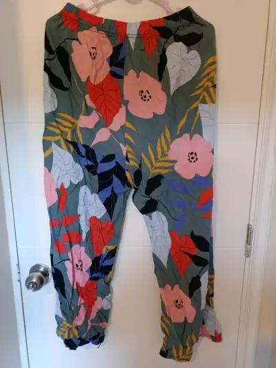 Pantalones holgados con estampado floral - miniatura 2