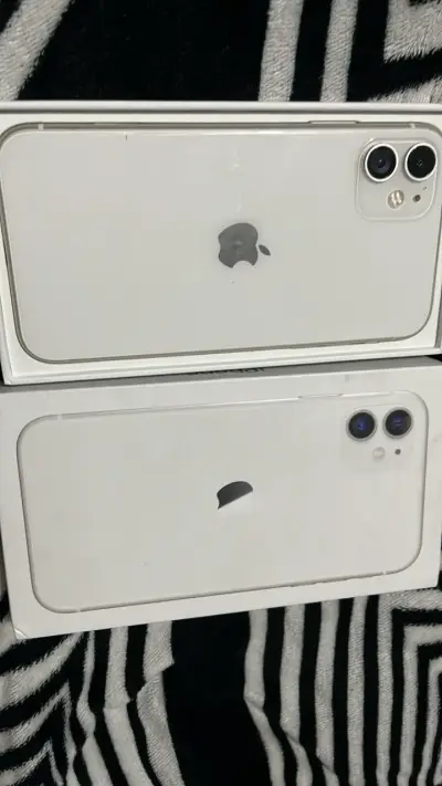 iPhone 11 blanco en buen estado - miniatura 1
