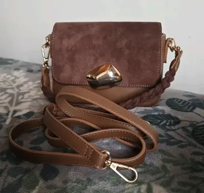 Cartera de ecocuero marrón con detalle dorado - miniatura 1