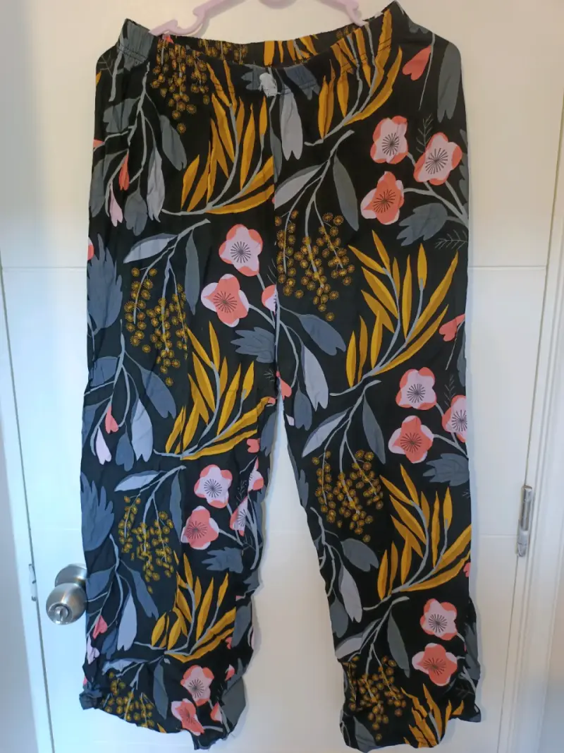 Pantalones anchos con estampado floral