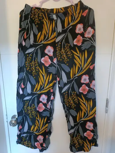Pantalones anchos con estampado floral - miniatura 1