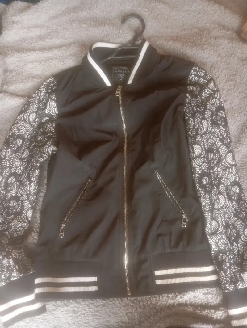 Chaqueta Guess negra con encaje en mangas - 1