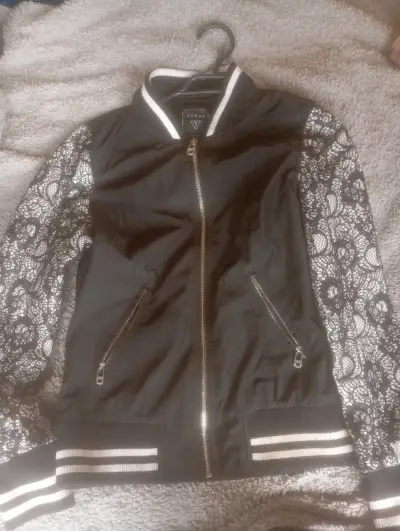 Chaqueta Guess negra con encaje en mangas - miniatura 1