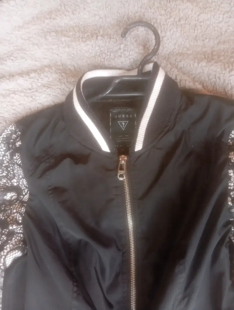 Chaqueta Guess negra con encaje en mangas - 2
