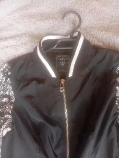 Chaqueta Guess negra con encaje en mangas - miniatura 2
