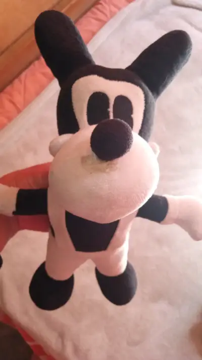 Peluche de personaje blanco y negro - miniatura 1