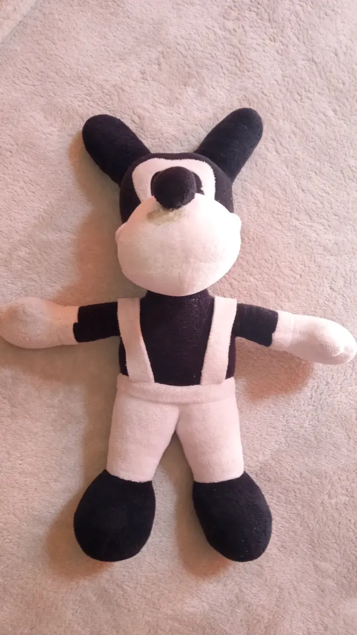 Peluche de personaje blanco y negro - 2