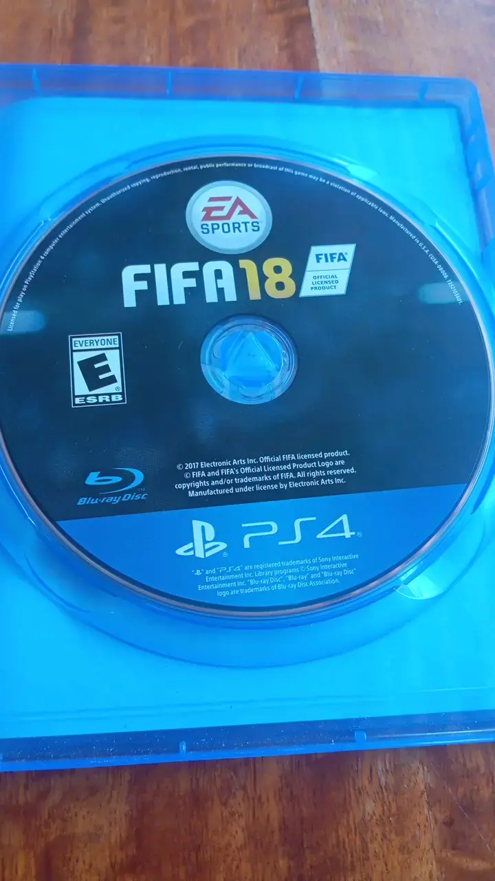Juego FIFA 18 para PS4 en buen estado - 4