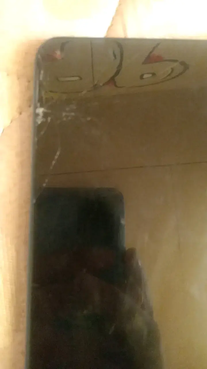 Smartphone Xiaomi Redmi con pantalla dañada - 2