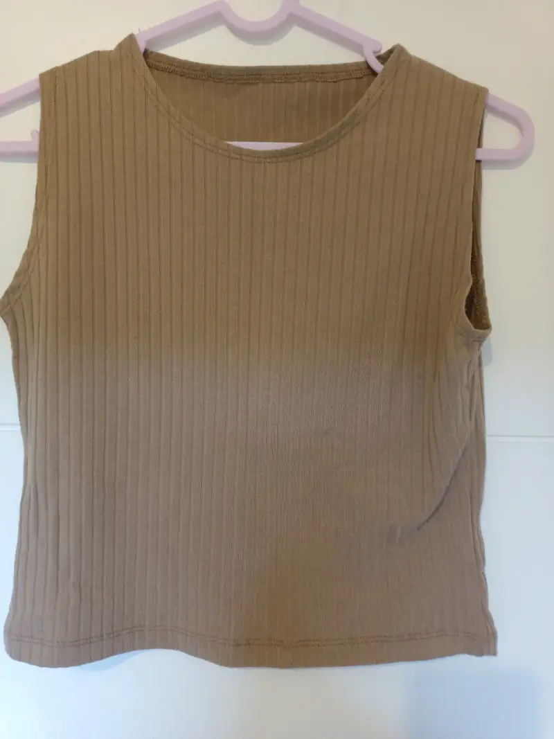 Polera sin mangas beige para mujer