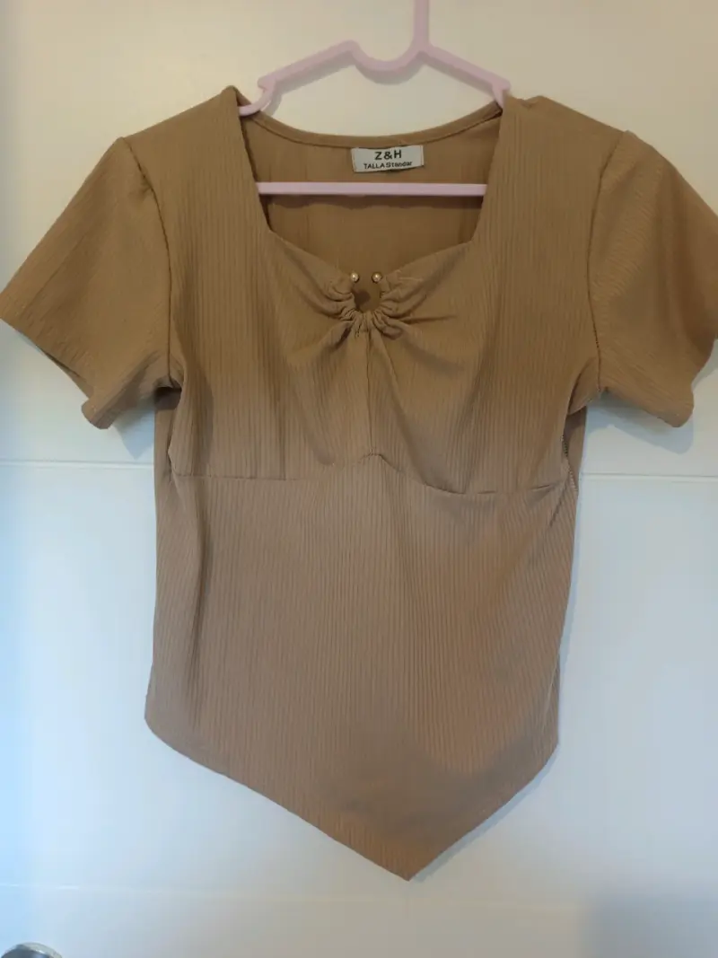 Blusa beige con detalle fruncido Z&H