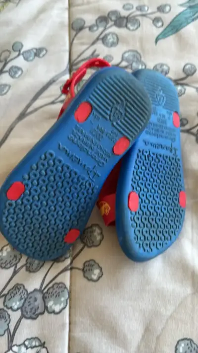 Sandalias infantiles rojas y azules Ipanema - miniatura 2