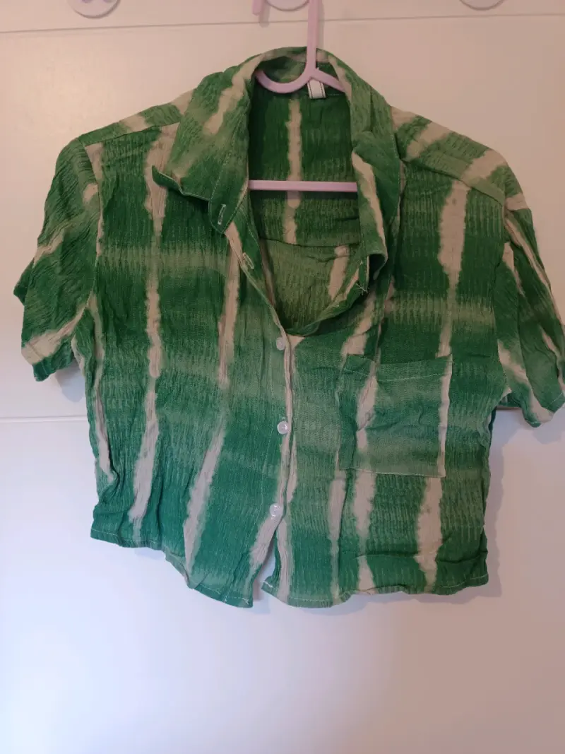 Camisa verde de rayas para mujer