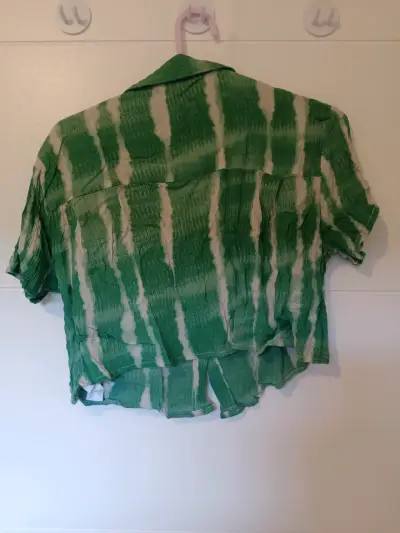 Camisa verde de rayas para mujer - miniatura 2
