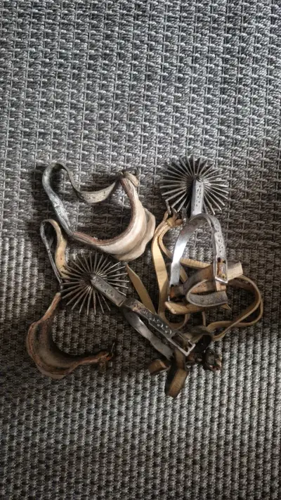 Espuelas de metal  con piales de cuero - miniatura 1
