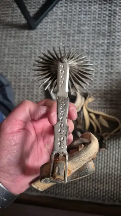 Espuelas de metal  con piales de cuero - miniatura 2