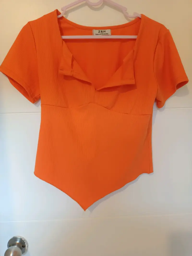 Polera naranja con diseño moderno Z&H