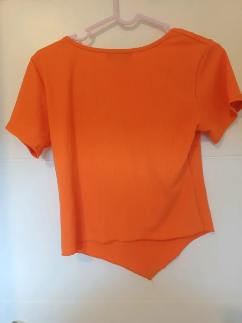 Polera naranja con diseño moderno Z&H - 2
