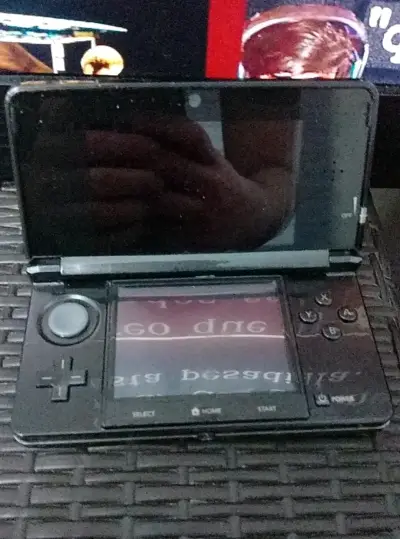 Consola Nintendo 3DS Negra con pantalla mala - miniatura 1