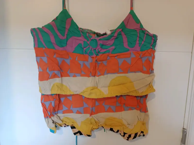 Blusa de tirantes con estampado colorido
