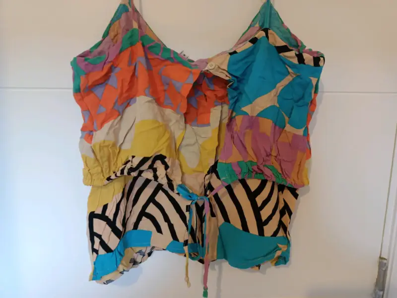 Blusa de tirantes con estampado colorido - 2