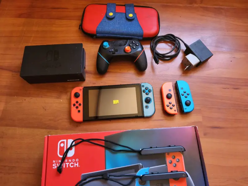 Nintendo Switch con accesorios y funda - 2