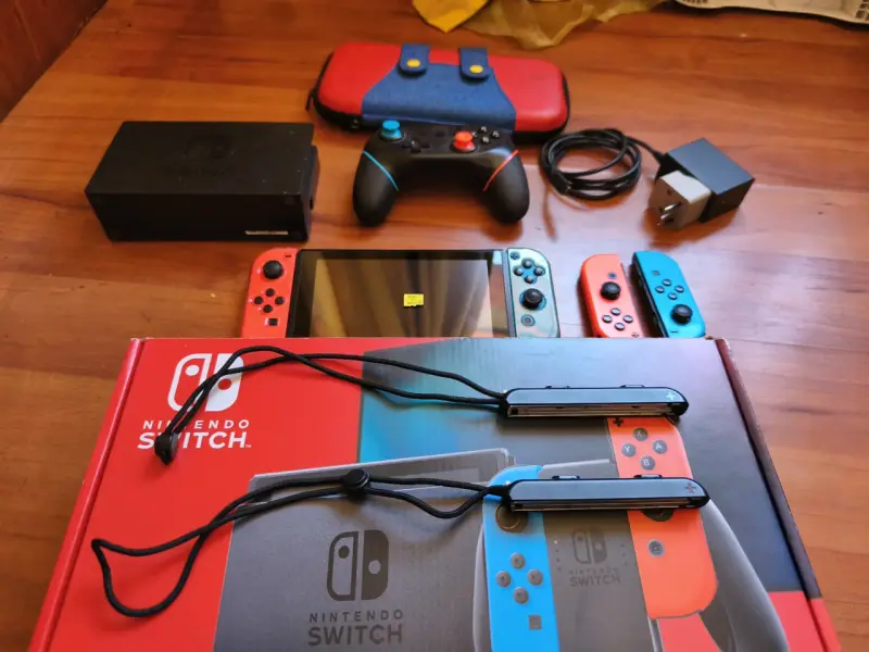 Nintendo Switch con accesorios y funda - 3