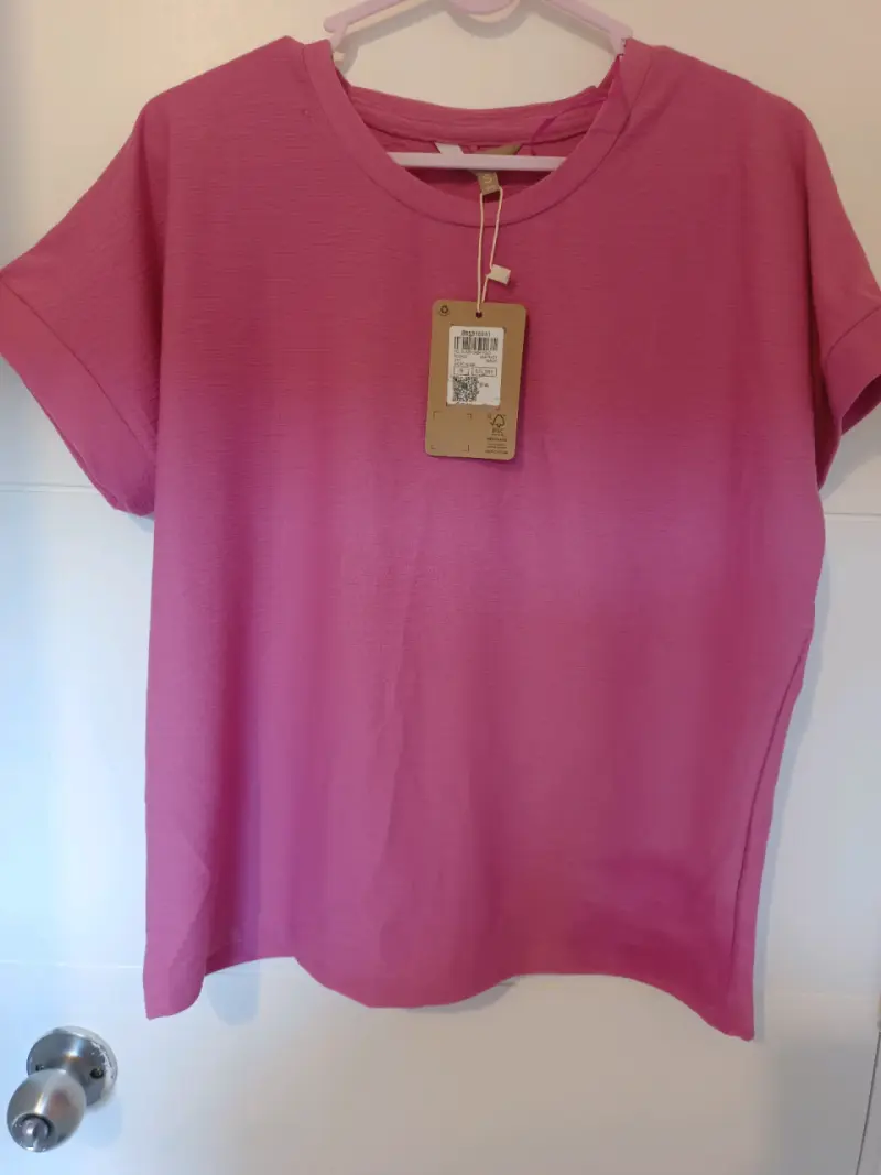 Polera rosa para mujer con etiqueta