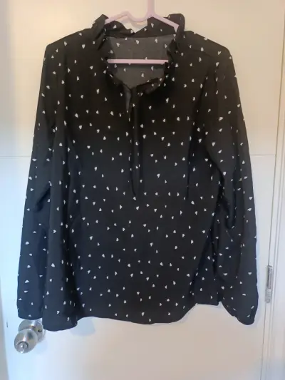 Blusa negra con estampado de corazones - miniatura 1