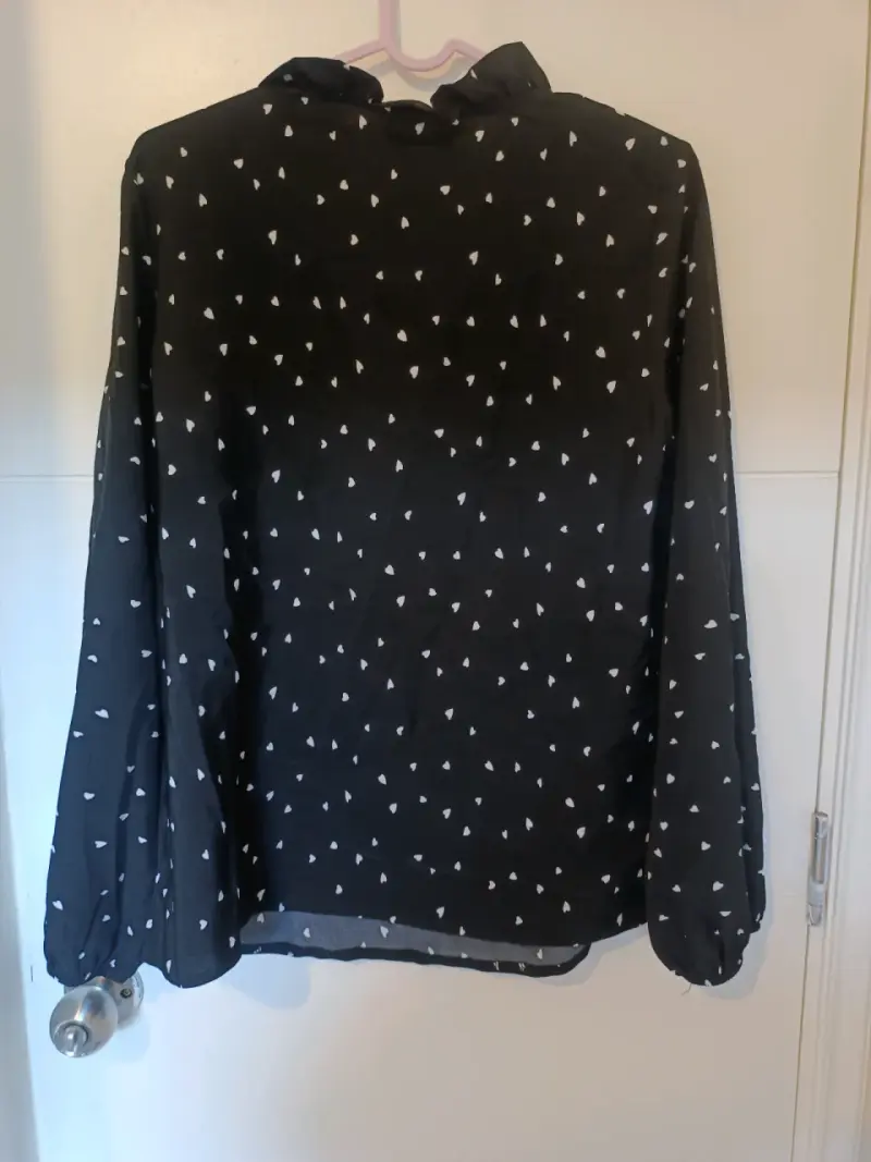 Blusa negra con estampado de corazones - 2
